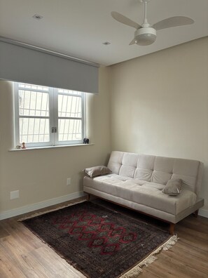 Smart TV - Modern renovated apartment, close to the beach, subway, shops, Wi-Fi, prime location. (Rio de Janeiro)