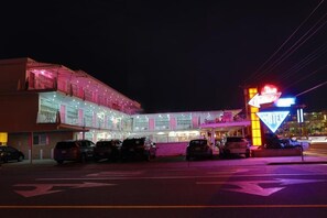 Exterior - Pink Champagne Motel (Wildwood)