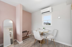 Minibar, espacio para trabajar con laptop y wifi gratis
