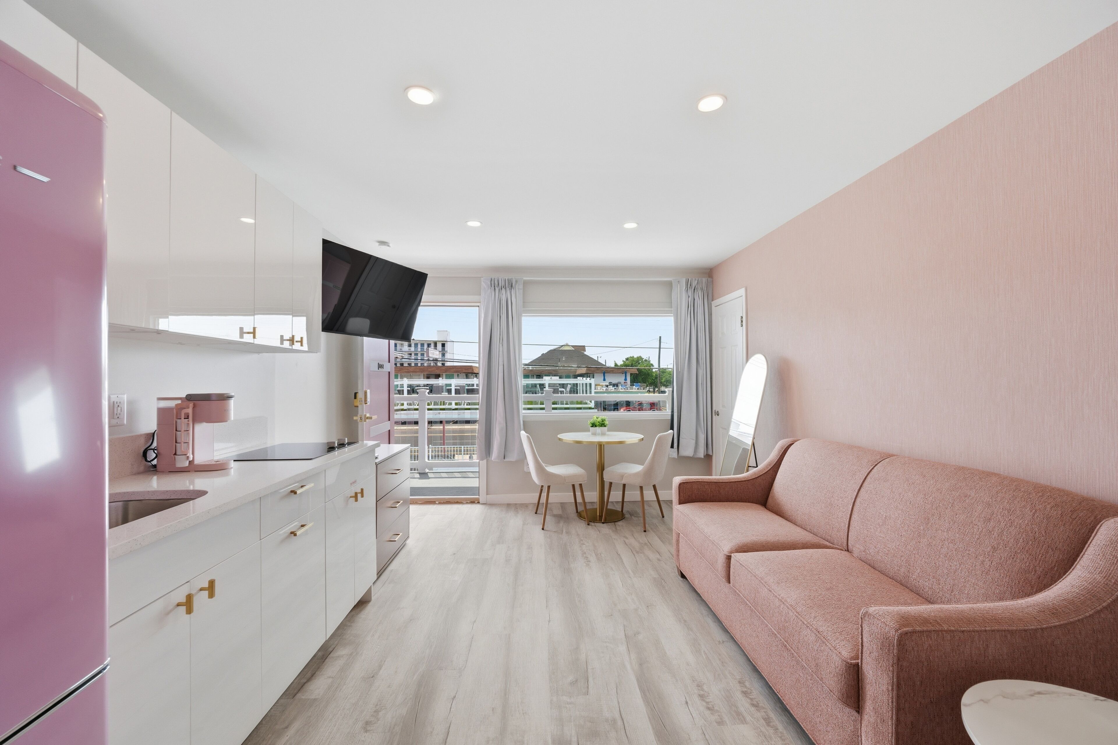 Deluxe Double Room | Minibar, individually decorated, individually furnished