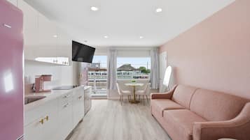 Deluxe Double Room | Minibar, individually decorated, individually furnished