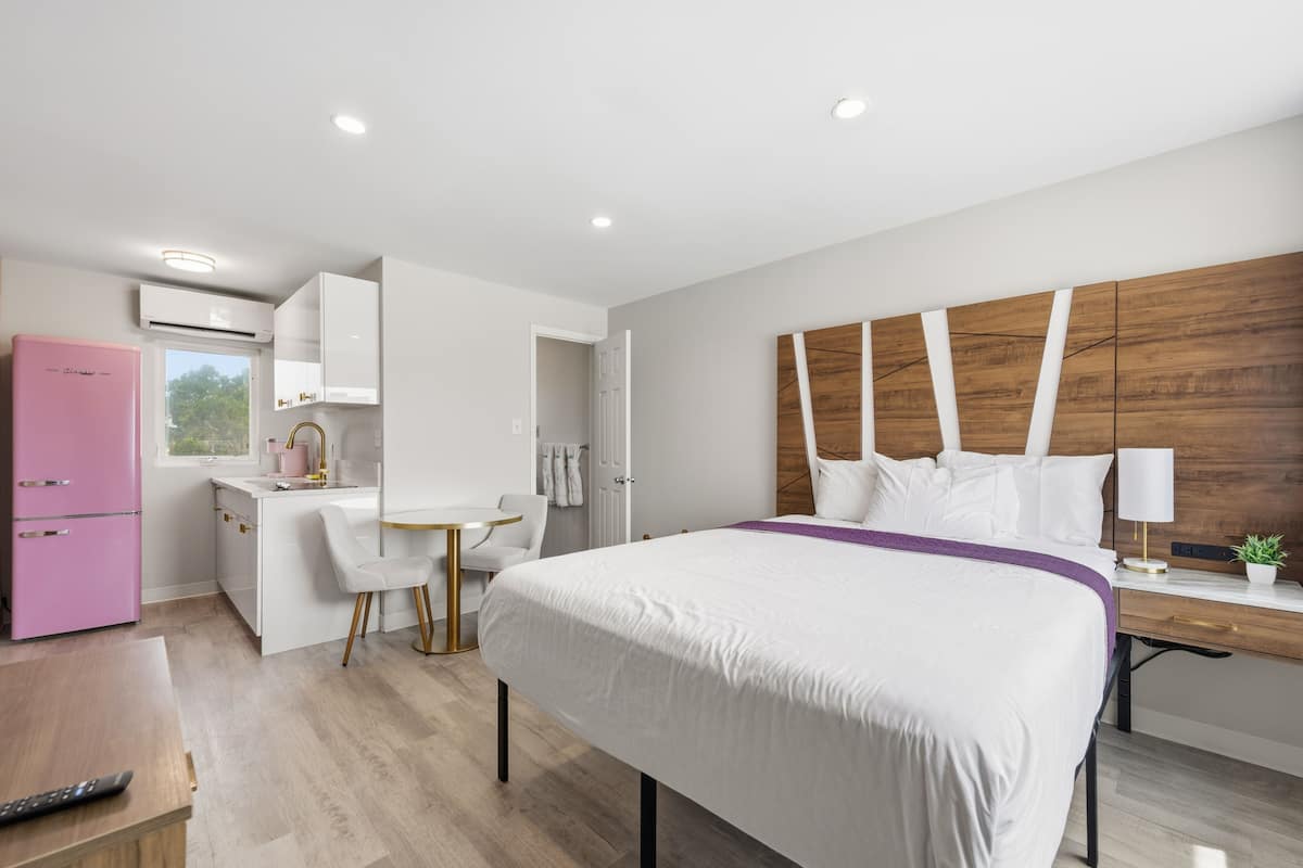 Suite estudio superior, vistas al mar | Minibar, espacio para trabajar con un portátil, wifi gratis