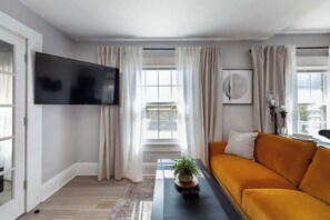 TV, offices - Modern 1 bed 1 bath unit Heart of College Hill (Wichita)