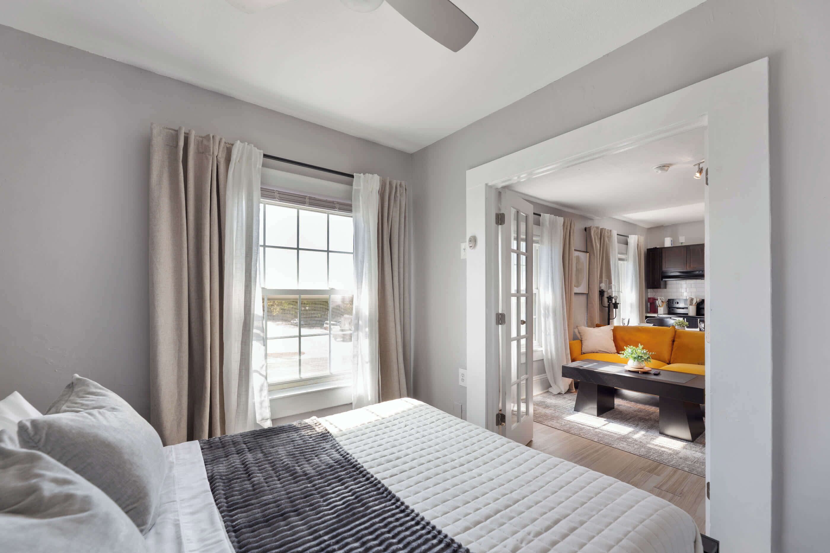 Een bureau, een strijkplank/strijkijzer, wifi, beddengoed