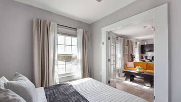 Een bureau, een strijkplank/strijkijzer, wifi, beddengoed