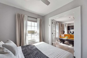 Työpöytä, silitysrauta/-lauta, Wi-Fi, vuodevaatteet