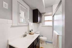 Shower, hair dryer, towels - Modern 1 bed 1 bath unit  Heart of College Hill (Wichita)