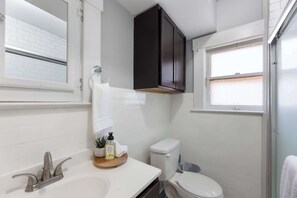 Shower, hair dryer, towels - Modern 1 bed 1 bath unit  Heart of College Hill (Wichita)