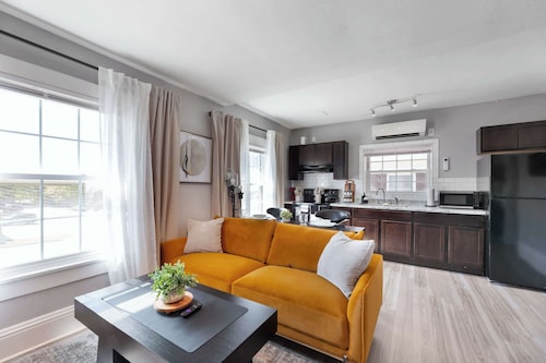 Modern 1 bed 1 bath unit  Heart of College Hill