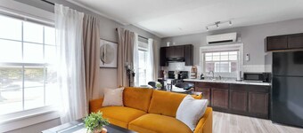 Modern 1 bed 1 bath unit  Heart of College Hill