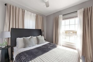 Desk, iron/ironing board, WiFi, bed sheets - Modern 1 bed 1 bath unit  Heart of College Hill (Wichita)