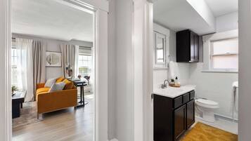 Een douche, een haardroger, handdoeken