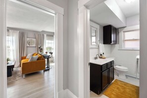 Suihku, hiustenkuivaaja, pyyhkeet