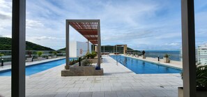 Pool - SUN AND SEA ! (Gaira)