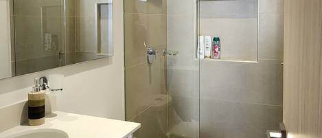 ヘアドライヤー、タオル、石鹸、トイレットペーパー