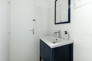 Douche, sèche-cheveux