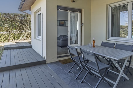 Outdoor dining. Holiday Home "L'Echo des Vagues" – 300m from the Beach – Conciergerieland
