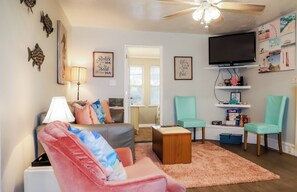 Smart TV - 3 bed/2bath home on quaint Tybee Island 2 blocks to the Beach, 1 Block to food! (Tybee Island)