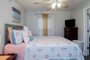 3 bedrooms, iron/ironing board, WiFi, bed sheets - 3 bed/2bath home on quaint Tybee Island 2 blocks to the Beach, 1 Block to food! (Tybee Island)