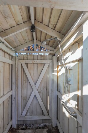 Property grounds - 3 bed/2bath home on quaint Tybee Island 2 blocks to the Beach, 1 Block to food! (Tybee Island)