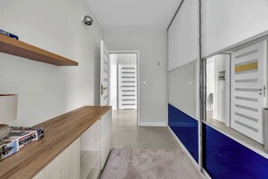 Interior - Prestige Three-Bedroom Apt - 110m2, Parking, Balcony - by Rentujemy (Warszawa)