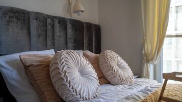 Escritorio, tabla de planchar con plancha, wifi y ropa de cama