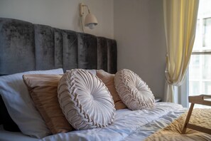 Desk, iron/ironing board, WiFi, bed sheets - Prestige Three-Bedroom Apt - 110m2, Parking, Balcony - by Rentujemy (Warszawa)