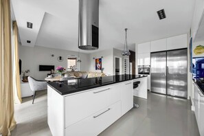 Fridge, microwave, oven, stovetop - Prestige Three-Bedroom Apt - 110m2, Parking, Balcony - by Rentujemy (Warszawa)