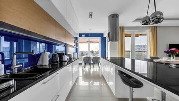 Réfrigérateur, micro-ondes, four, plaque de cuisson