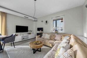 TV - Prestige Three-Bedroom Apt - 110m2, Parking, Balcony - by Rentujemy (Warszawa)