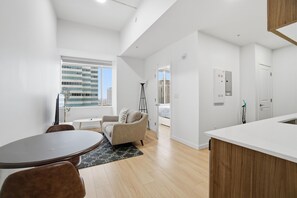 Interior - Luxury 1Bed1Bath + Stunning view Downtown Edmonton 5min to Rogers + free parking (Edmonton)