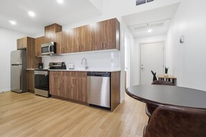 Private kitchen - Luxury 1Bed1Bath + Stunning view Downtown Edmonton 5min to Rogers + free parking (Edmonton)