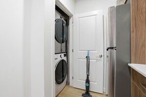 Interior - Luxury 1Bed1Bath + Stunning view Downtown Edmonton 5min to Rogers + free parking (Edmonton)