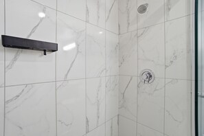 Shower, jetted bath, towels, soap - Luxury 1Bed1Bath + Stunning view Downtown Edmonton 5min to Rogers + free parking (Edmonton)
