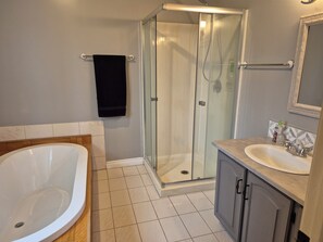 Jetted bath, hair dryer, towels, soap - Family Farmhouse Retreat with Huge Heated Pool, Hot Tub, 9 Acres & Private Trail (Harrowsmith)