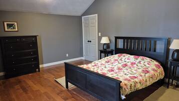 4 makuuhuonetta, työpöytä, silitysrauta/-lauta, ilmainen Wi-Fi