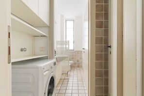 One-Bedroom Apartment | Bathroom | Hair dryer, towels, soap, shampoo - Brera Apartments in Palestro (Milan)