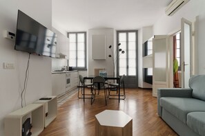 One-Bedroom Apartment | Living area | 30-inch flat-screen TV with satellite channels - Brera Apartments in Palestro (Milan)