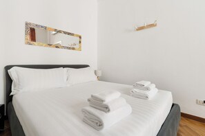 Tabla de planchar con plancha, cunas, wifi gratis y ropa de cama 