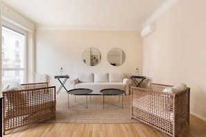 Apartment | Living area | 30-inch flat-screen TV with satellite channels - Brera Apartments in Palestro (Milan)