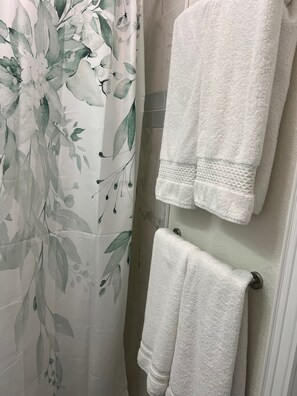 Een douche, een haardroger, handdoeken, zeep
