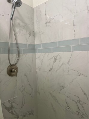 Douche, séchoir à cheveux, serviettes fournies, savon