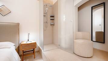 Standaard tweepersoonskamer | Badkamer | Een haardroger, handdoeken, zeep, shampoo