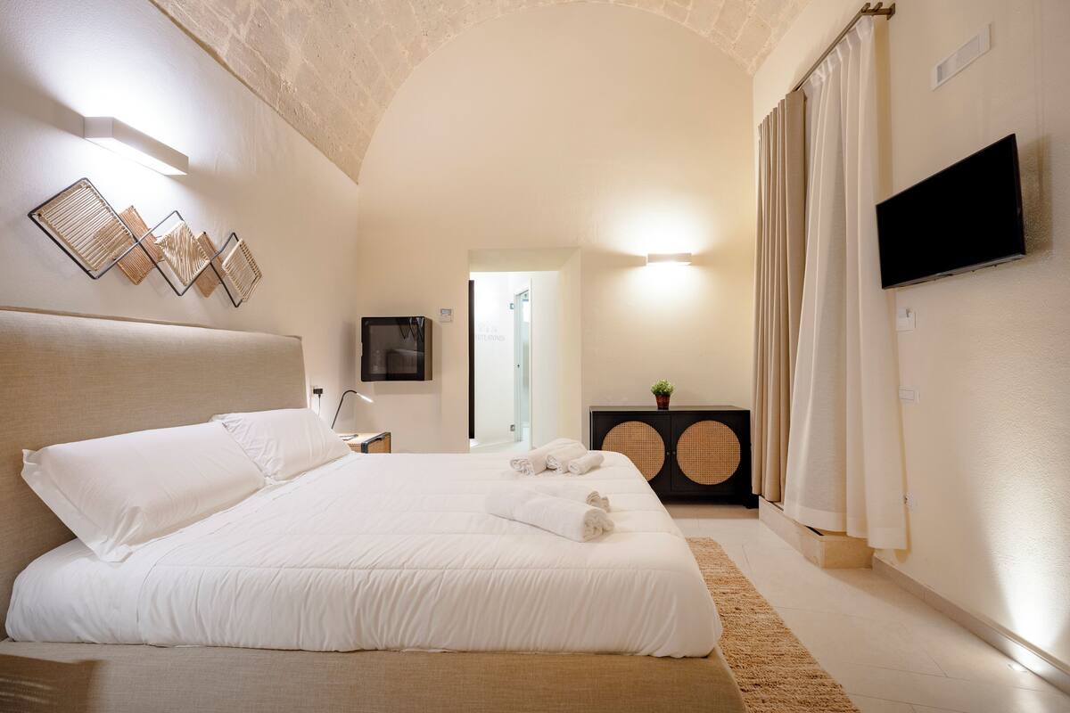 Superior Double Room | Desk, WiFi (free), individually decorated, individually furnished