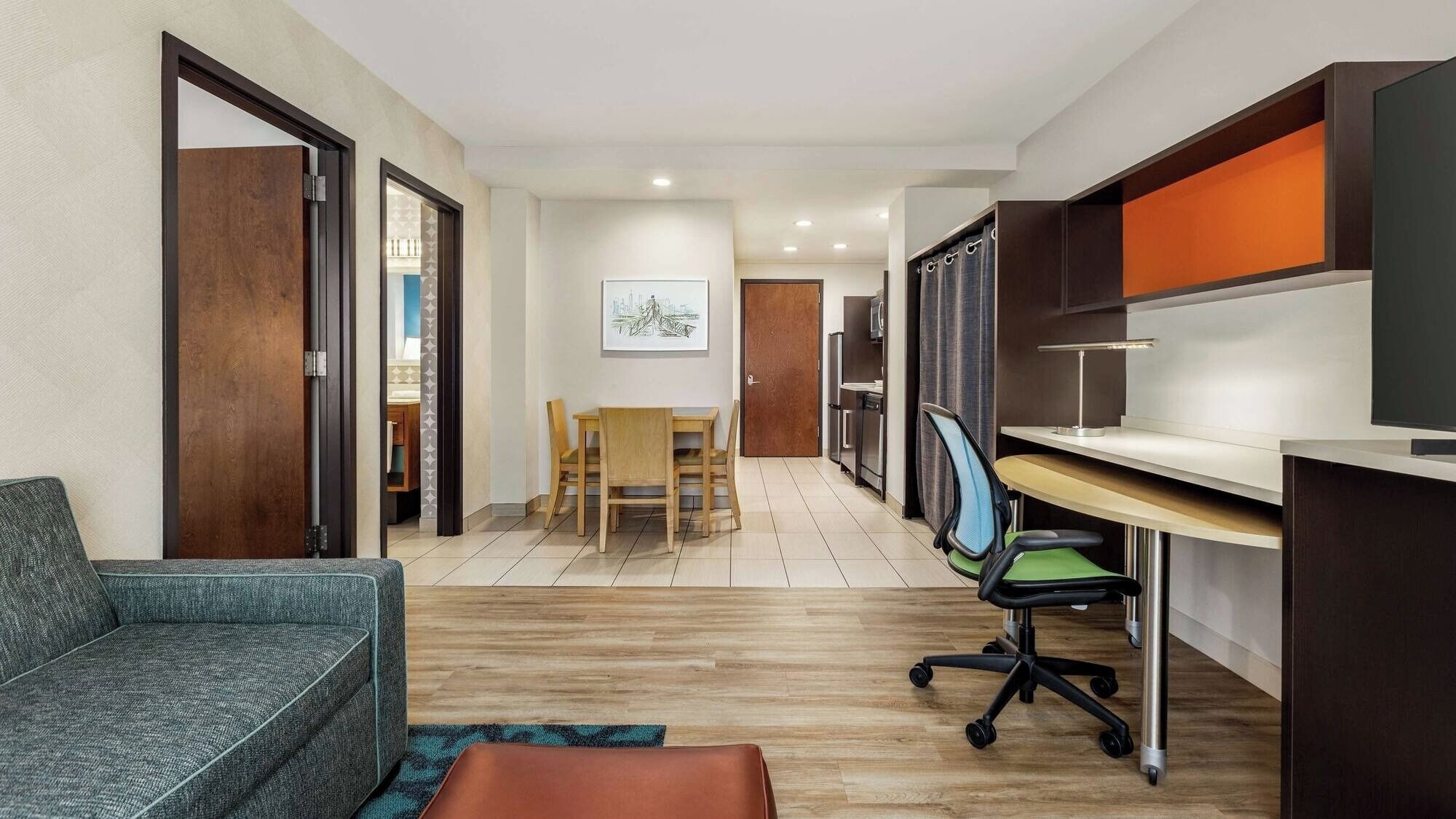 Refreshingly Stylish King Suite W/ Expanded Bedroom Comfort & A Welcoming Lounge - New York City