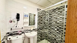 Ein Badezimmer mit Toilette, Waschbecken und einer Duschkabine.