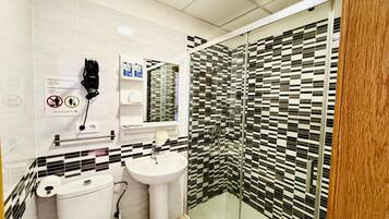 Een haardroger, handdoeken, zeep, toiletpapier