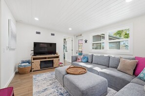 TV, fireplace - The Fancy Fin- Near Roger's Park and Main River, Waterslide, Kayaks, Gulf Access (Spring Hill)