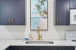 Fridge, microwave, oven, stovetop - The Fancy Fin- Near Roger's Park and Main River, Waterslide, Kayaks, Gulf Access (Spring Hill)