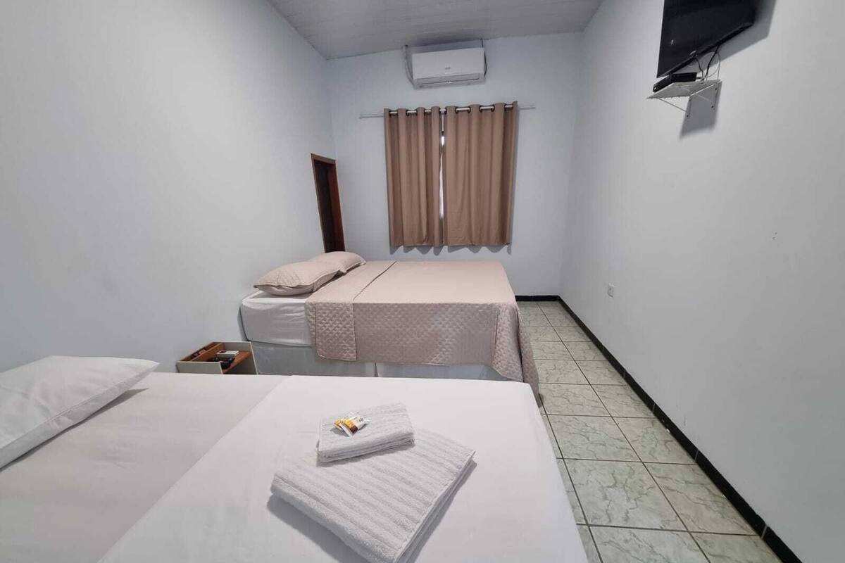 Classic Triple Room | Desk, WiFi (free), bed sheets